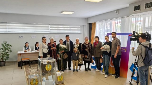 50 жыл отасқан: алматылықтар сайлау учаскелеріне отбасымен бірге келіп жатыр