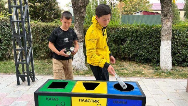 Түркістан: Ордабасыда жастар қоқыстарды сұрыптауға арналған жәшіктер орналастырды