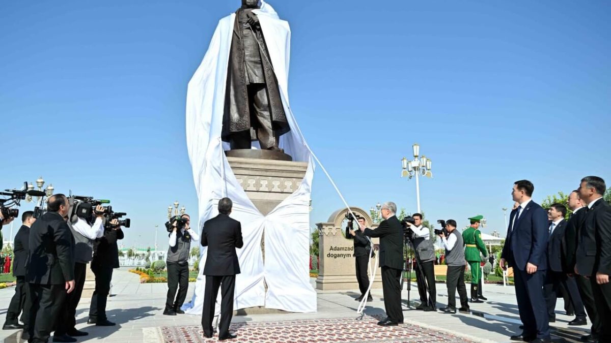 Абай Құнанбайұлы ескерткіші