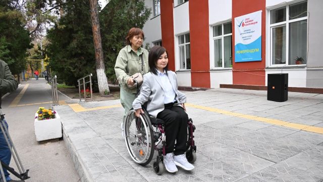 Барлық азамат үшін тең құқық: Алматыда ерекше қажеттігі бар азаматтар референдумда дауыс беріп жатыр