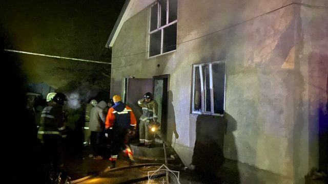 Жамбыл облысында өрт сөндірушілер әже мен 4 баланы өрттен құтқарып қалды