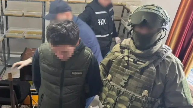 Алматыда ер адам психотроптық зат дайындап жатқанда ұсталды
