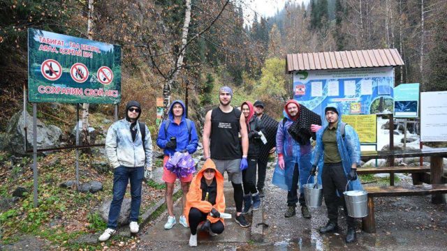 Алматы қаласының белсенділері тауды қоқыстан тазартып жатыр
