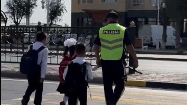 Полиция қызметкерлері оқушыларға жол қауіпсіздігі туралы сабақ өтті