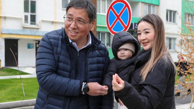 Ерболат Досаев «Халық қатысатын бюджет» бағдарламасы аясында жаяу жүргіншілер аймағын салу жұмыстарымен танысты