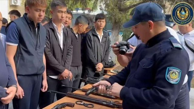 Полицейлер оқушыларға ашық есік күнін өткізді