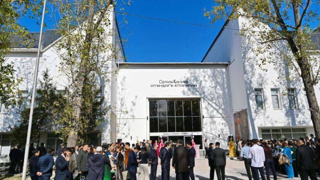 Ерболат Досаев Қазақ ұлттық қыздар педагогикалық университетіндегі жаңа кітапхананың ашылуына қатысты