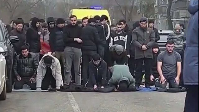 Алматыда жол жауып, намаз оқыған 30 адам әкімшілік жауапқа тартылды