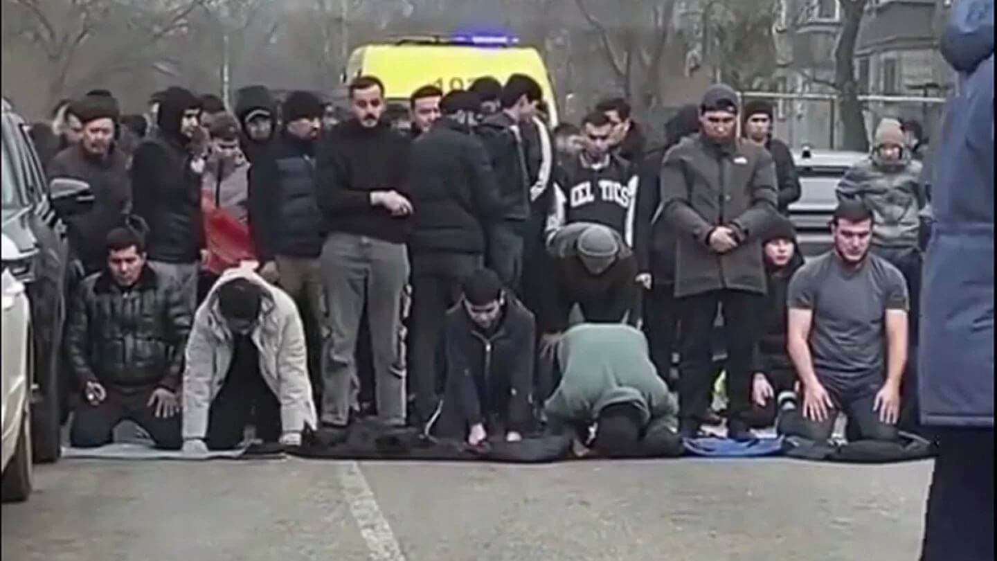 Алматыда жол жауып, намаз оқыған 30 адам әкімшілік жауапқа тартылды