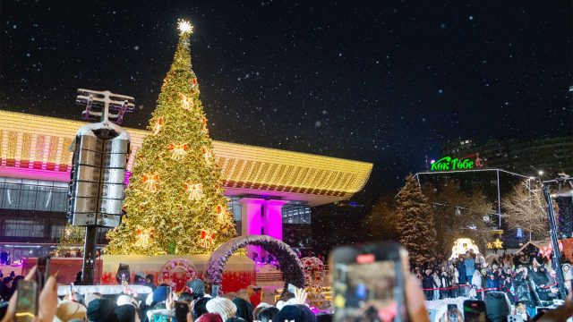 Алматының бас шыршасы жағылды. Фоторепортаж