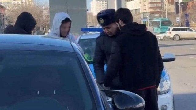 Жолда лезгинка билеген: Ақтауда қымбат көлік жүргізушілеріне айыппұл салынды