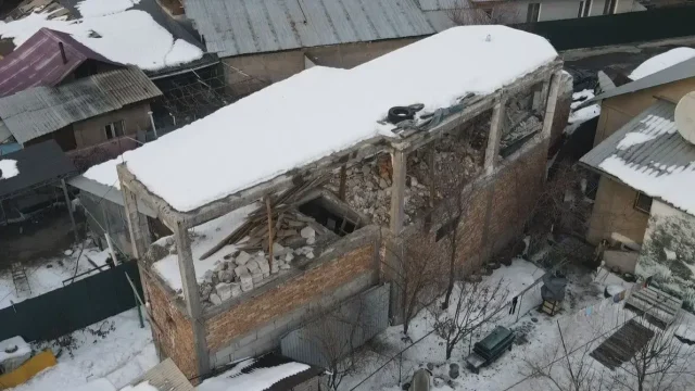 Алматыда заңсыз салынған көпқабатты үй бұзылып жатыр