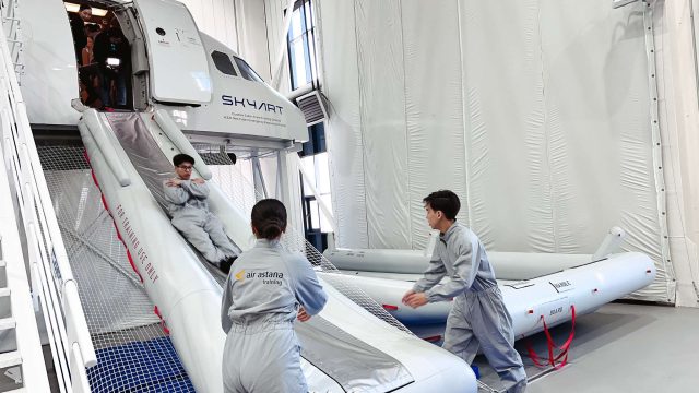 Ұшақтағы қауіпсіздік: бортсеріктер қалай дайындалады?