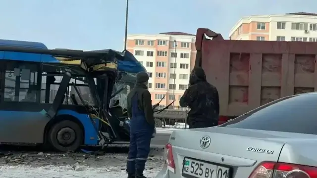 Астанада жолаушылар автобусы жүк көлігімен соқтығысты