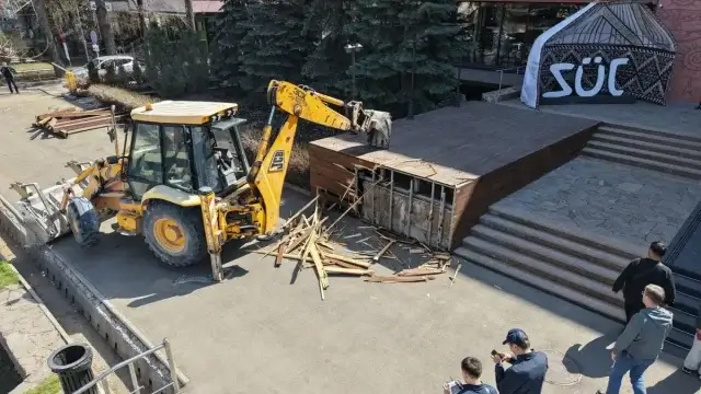 Алматы орталығында кафеге қосымша салынған нысан бұзылды