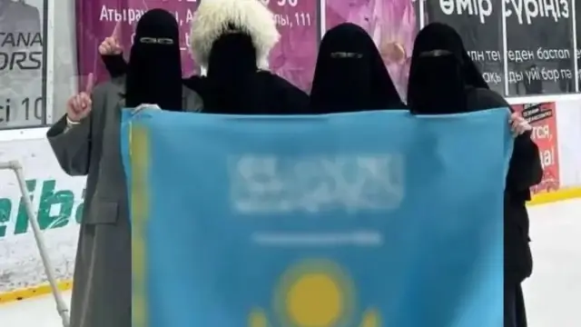 Арабша жазуы бар ту ұстап, суретке түскендерге сот үкімі шықты