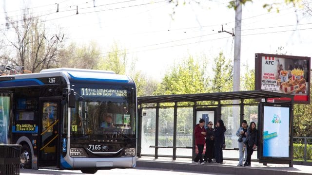 Алматы әкімі аялдамаларда қозғалыс кестесі мен тәртіпті сақтауды талап етті