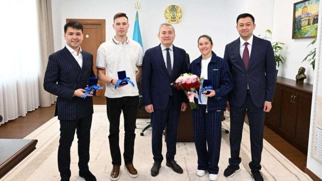 Алматыда Олимпиада жүлдегерлері жаңа пәтер кілтін алды