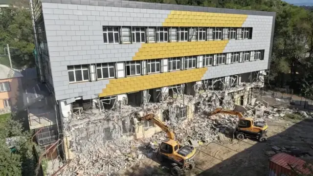 Алматыда тау бөктеріндегі нысан сүріліп жатыр