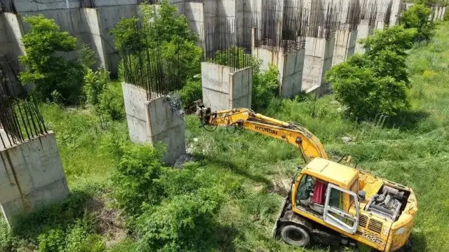 Алматыда құрылысы аяқталмаған тағы бір нысан бұзылып жатыр