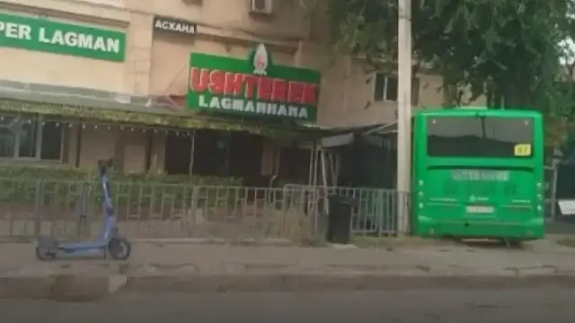 Алматыда автокөлікпен соғысқан автобус ғимаратқа кіріп кетті