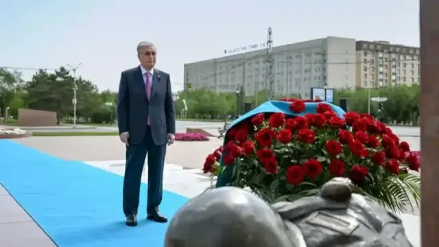 Президент Әлия Молдағұлованың мемориалдық ескерткіш кешеніне гүл қойды
