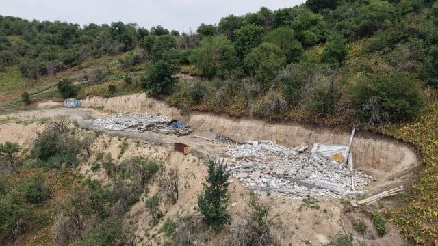 Алматы тау бөктерінде екі заңсыз нысан сүрілді