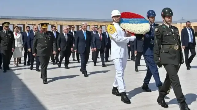 Президент Мұстафа Кемал Ататүрік кесенесіне зиярат етті
