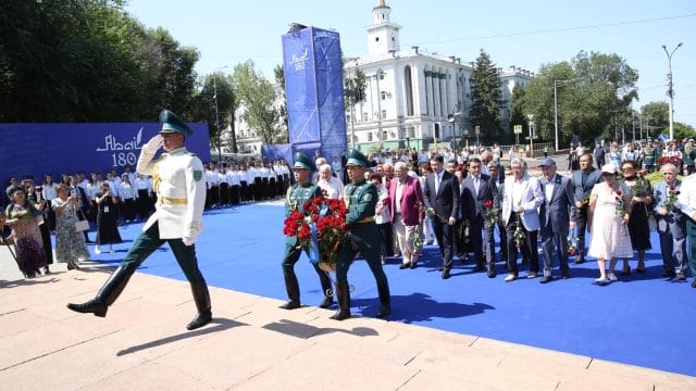 Алматыда 5000-нан астам адам Абай әндерін шырқап, ескерткішіне гүл қойды