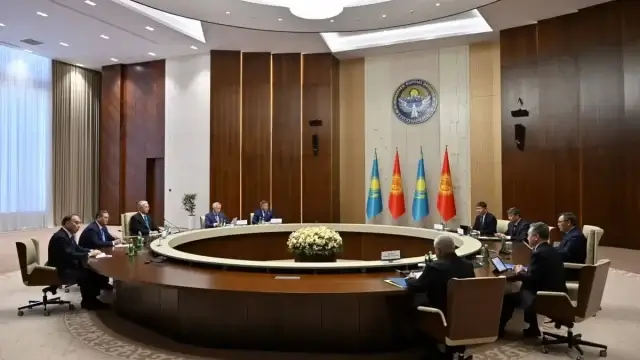 Қасым-Жомарт Тоқаев пен Садыр Жапаров келіссөз жүргізді