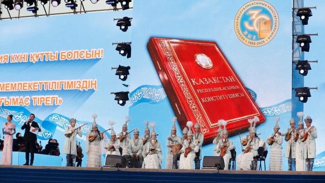 Алматыда Конституция күніне арналған мерекелік концертке 10 мыңнан астам көрермен жиналды