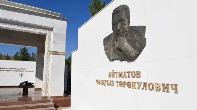 Президент Шыңғыс Айтматовтың бейітіне зиярат етті