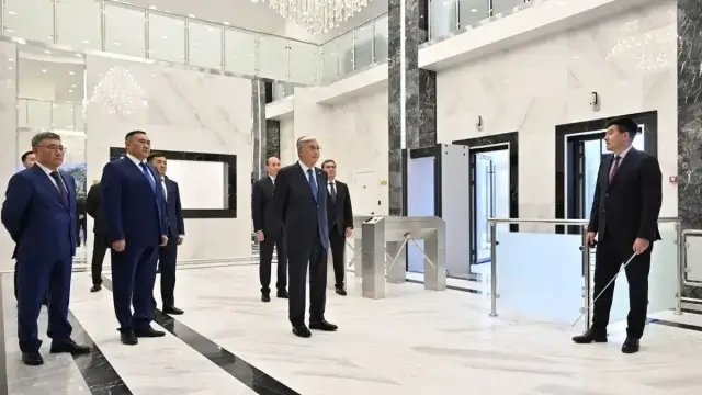 Тоқаев Астанадағы ҰҚК департаментінің жаңа ғимаратын аралады