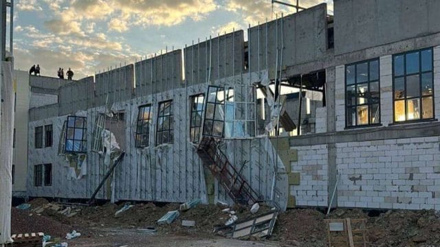 «Келешек мектептері». Атырау облысында салынып жатқан мектептің шатыры құлап кетті
