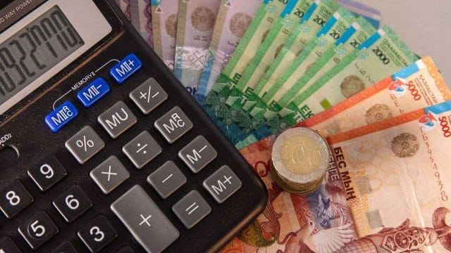 Жұмыссыз қалған адам әлеуметтік төлемді қалай алады?