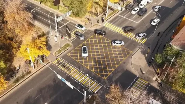 Алматыда 10 көшенің қиылысында жаңа жол белгісі пайда болды