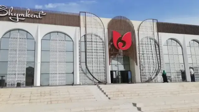 Жақында жөнделген. Шымкент вокзалының шатырынан су ағып тұр