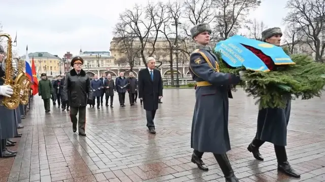 Тоқаев «Белгісіз жауынгер бейіті» ескерткіш мемориалына гүл қойды
