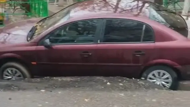Шымкентте жол опырылып, көліктер шұңқырға түсіп кетті
