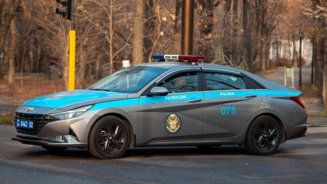 Көлік терезесінен аяғын шығарып отырған азаматқа айыппұл салынды