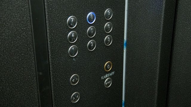 Астанада жасөспірім лифт ішінде қамалып қалды