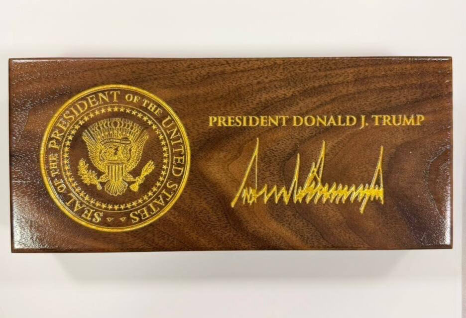 Трамптың Тоқаевқа берген сый-сыяпаты
