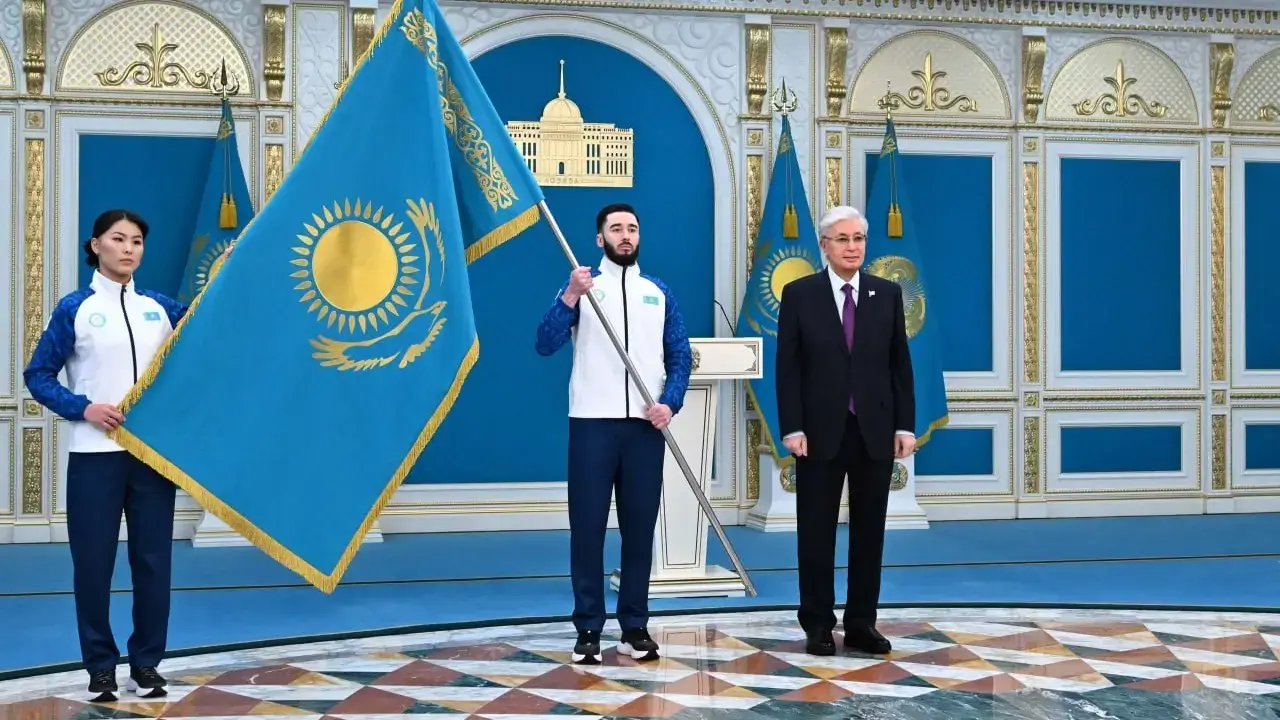 Тоқаев олимпиадашыларға Мемлекеттік туды табыстады