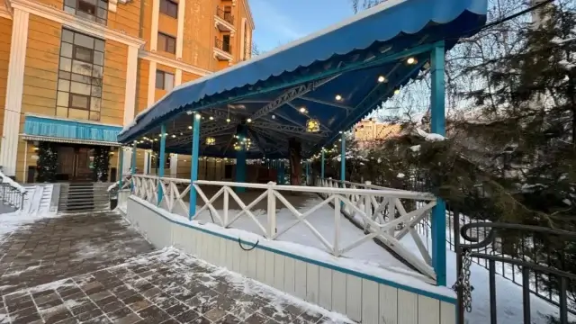 Алматыда заңсыз салынған жазғы алаң бұзылды