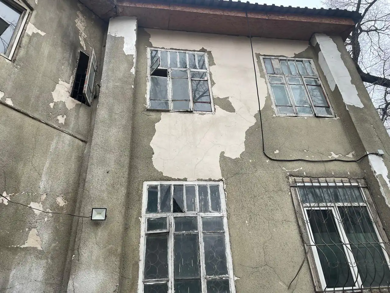 Алматы тұрғындары тарихи ғимараттың сүрілгеніне наразы. Әкімдік не дейді?