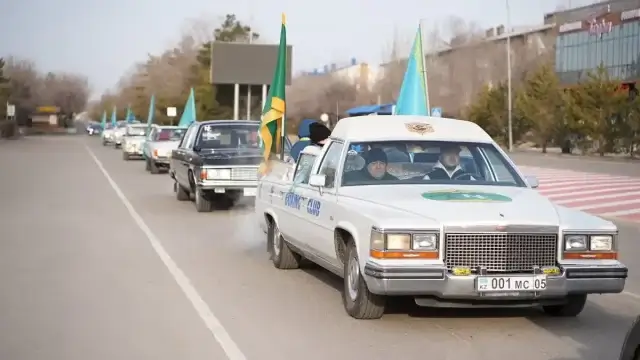 Қонаев тұрғындары дауыс беру учаскелеріне ретроавтокөліктермен келді