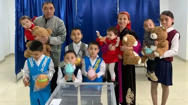 Үшем дүниеге әкелген ана: Ел болашағы үшін дауыс беруге келдім