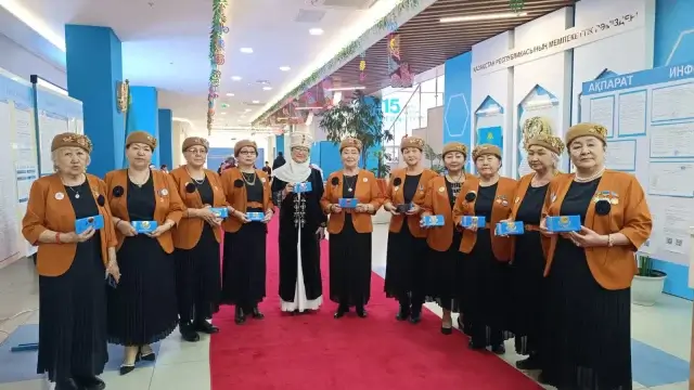 Референдум: Алматыда «Әжелер хоры» ән айтып, шашу шашты