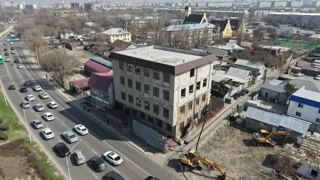 Алматыда сот шешімімен ірі ғимарат бұзылып жатыр