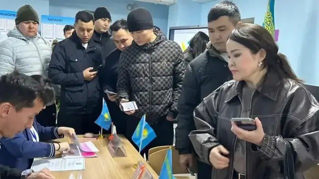 Қала тұрғындары дауыс беріп жатыр: Алматының сайлау учаскелерінде кезектер пайда болды